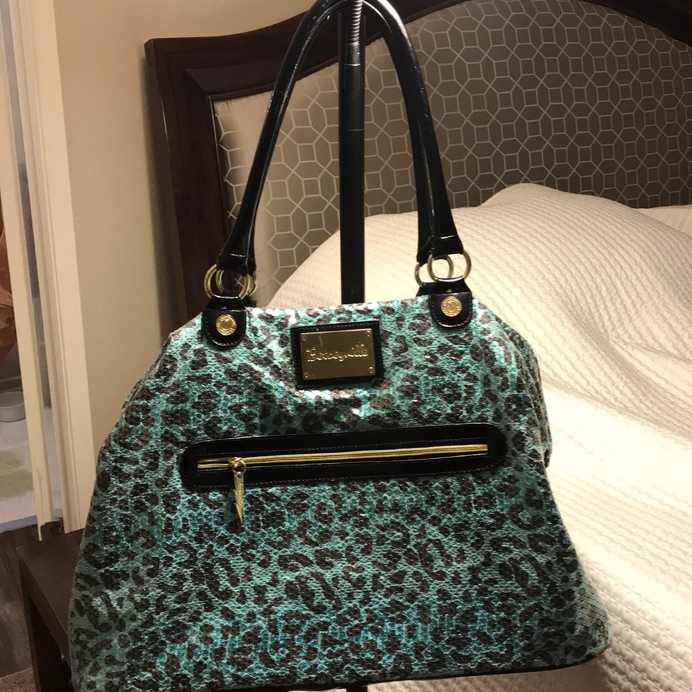 Large traveling tote bag